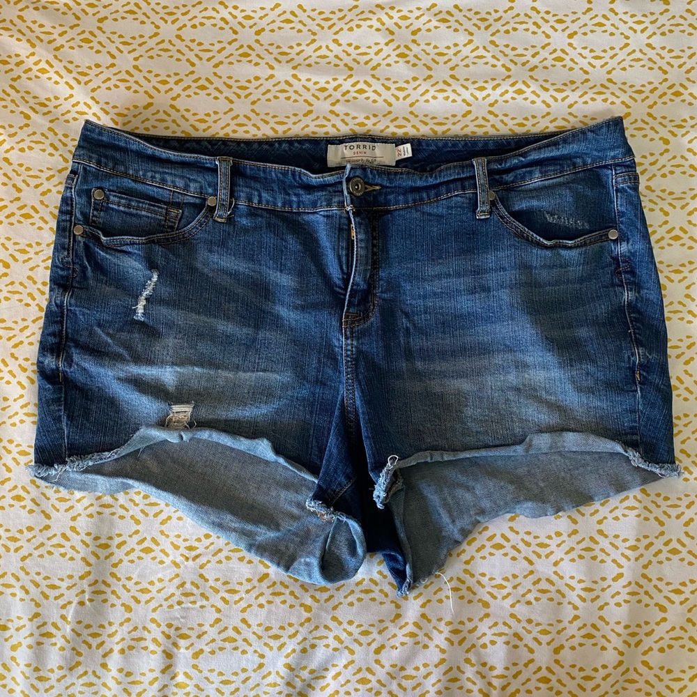 Torrid: Size 22: Medium Wash Denim Shorts